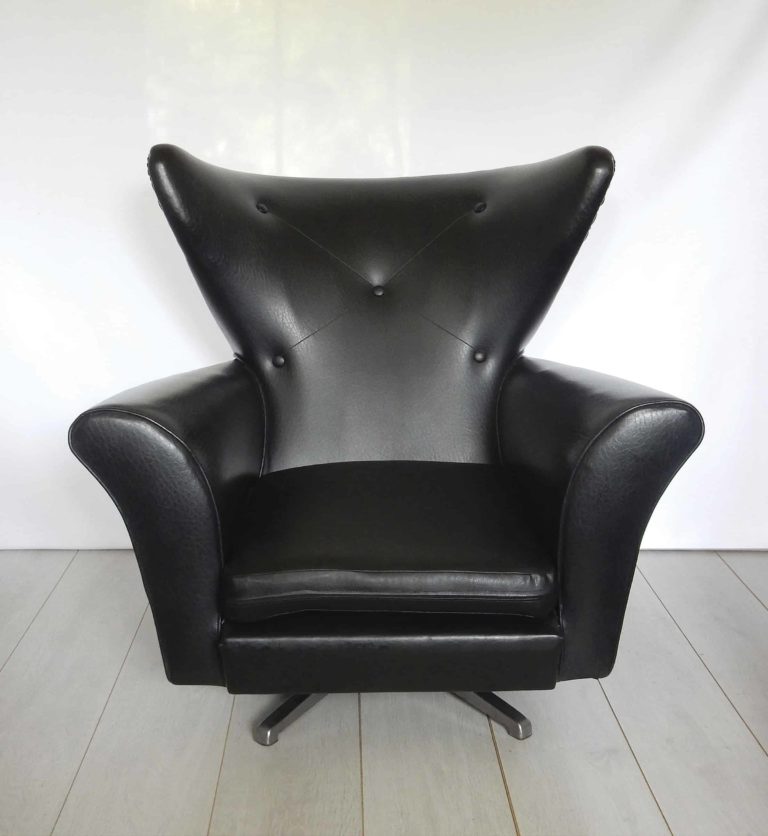 A vintage 1960s-70 swivel armchair in black vinyl fabric.